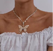 A butterfly necklace set with diamonds💎